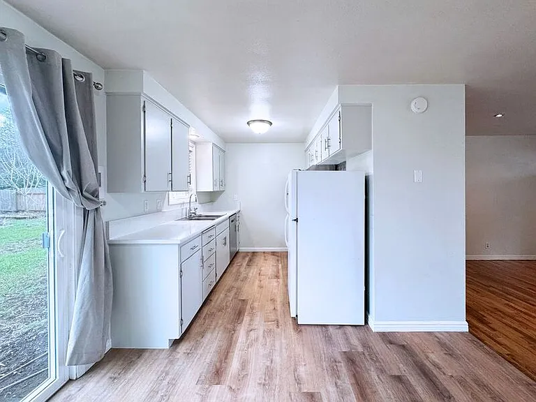 1161 N Park Ave — Photo 8