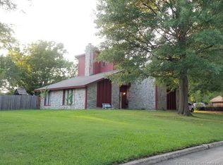 1211 Oklahoma Pl, Claremore, OK 74017