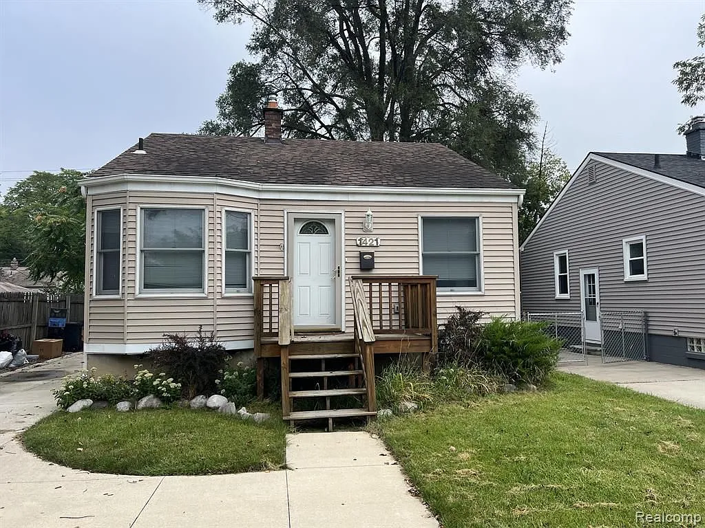 1421 E Forteen Mile Rd photo 1