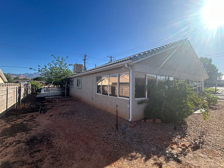 278 E 300 N — Photo 21