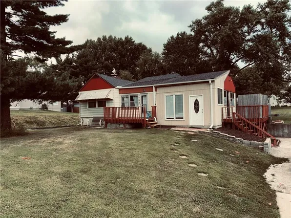 2404 NE 72nd St, Gladstone, MO 64118