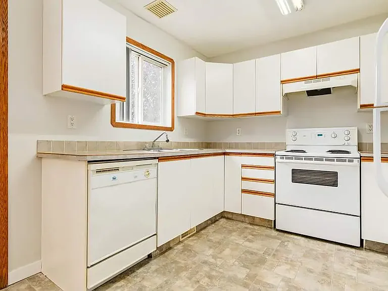 1 Kyte Cres #24-RED — Photo 5