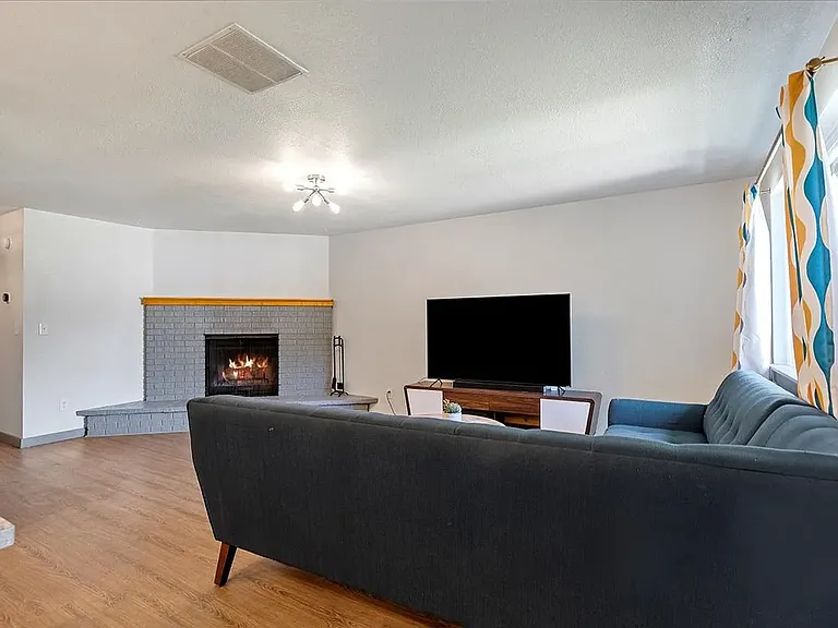 2034 S Division Ave — Photo 10