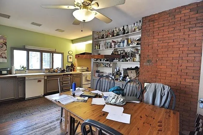 5 bed, 2900 sqft, $1,500 — Photo 1