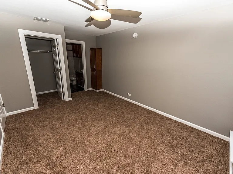 Axiom Apartments — Photo 23