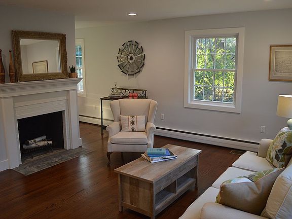 Living room w fireplace 
