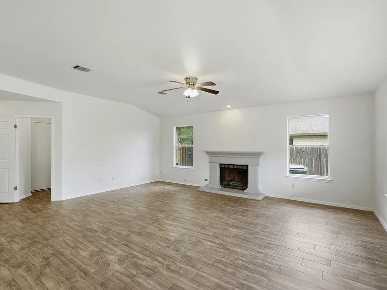 1005 Rolling Ridge Dr — Photo 2