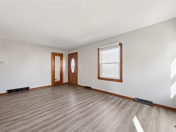 4th image of 1045 Bell Ct