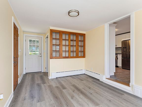 4th image of 10 Pleasant Avenue