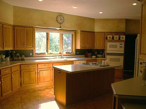 Large gourmet Kitchen, perfect for family and friends!