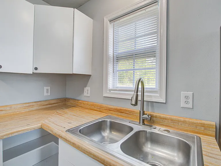2150 Becker St — Photo 13