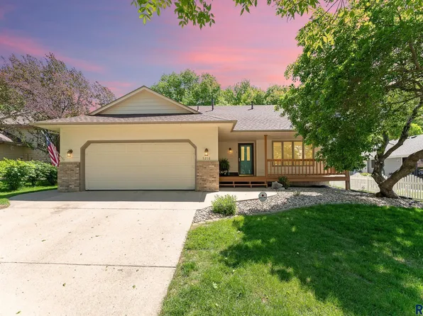 5216 E Fernwood Dr, Sioux Falls, SD 57110