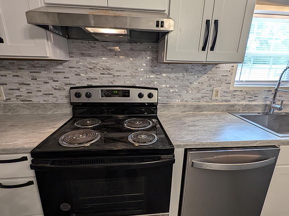 Electric Stove with exhaust vent and dishwasher