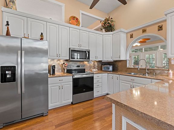 5th image of 161 Regency Dr.