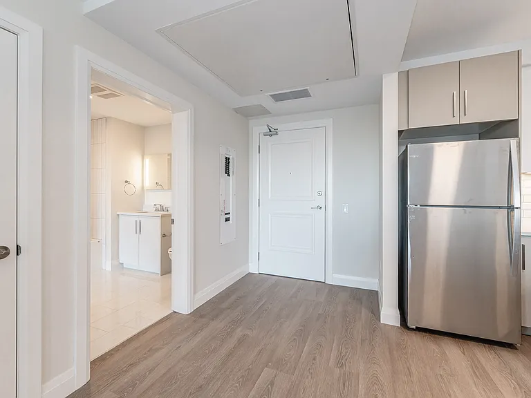 460 Columbia St W — Photo 62