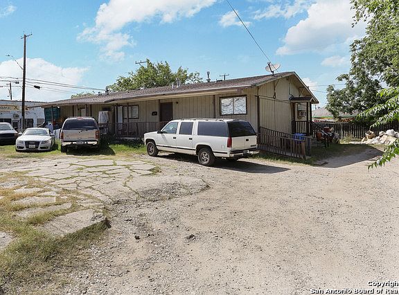 4th image of 802 N New Braunfels Ave
