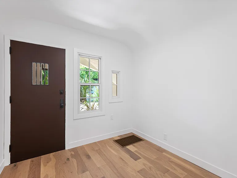 1020 Carol Dr — Photo 7