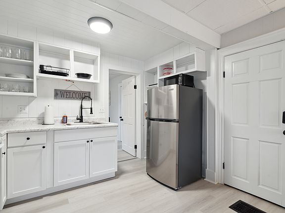 2nd image of 215 E Green St Unit 3