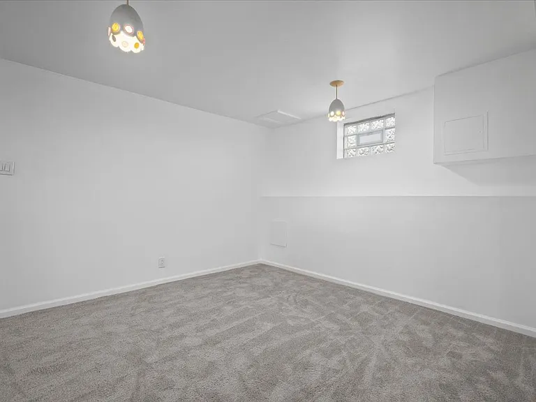 1303 Cloverdale St — Photo 28