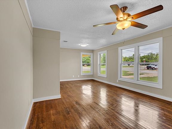 4th image of 200 Victory St