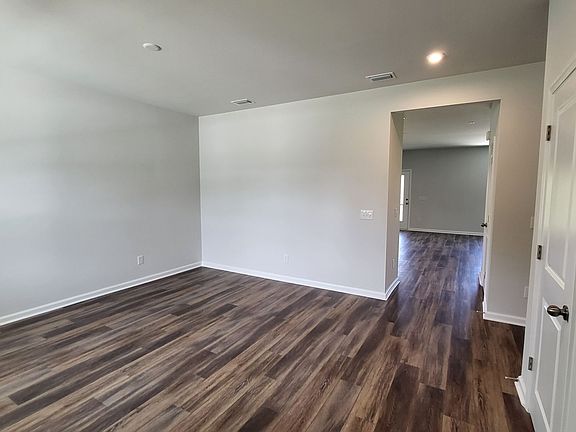 5th image of 905 Longleaf Dr