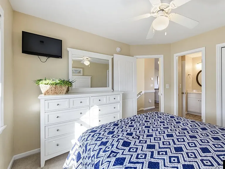 100 Lexington Ln #106-D — Photo 3