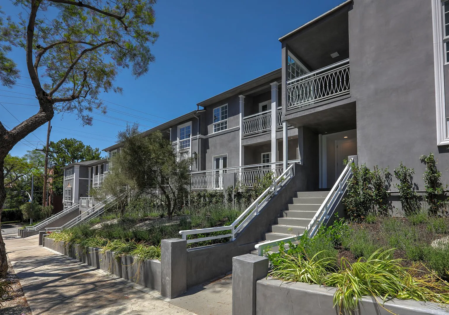 1105 Alta Loma Rd — Photo 3
