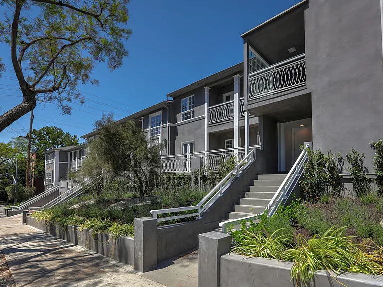 1105 Alta Loma Rd — Photo 8