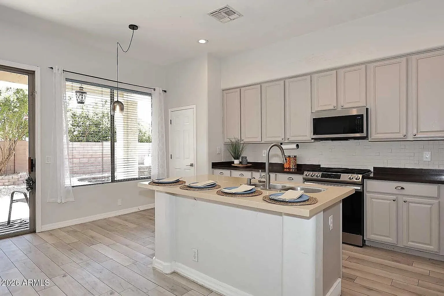3 bed, 3.0 bath, 2201 sqft, $4,000 — Photo 4