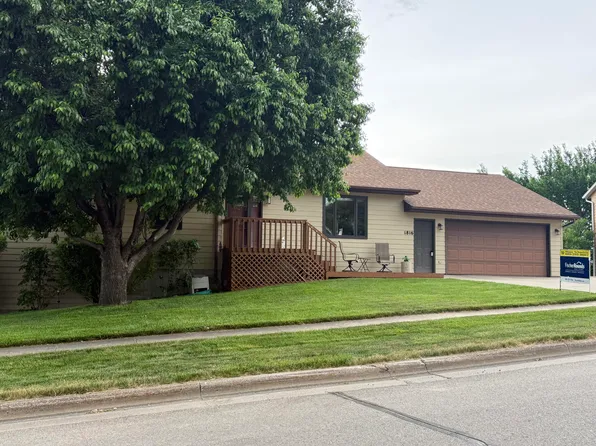 1816 Flag Mountain Dr, Pierre, SD 57501