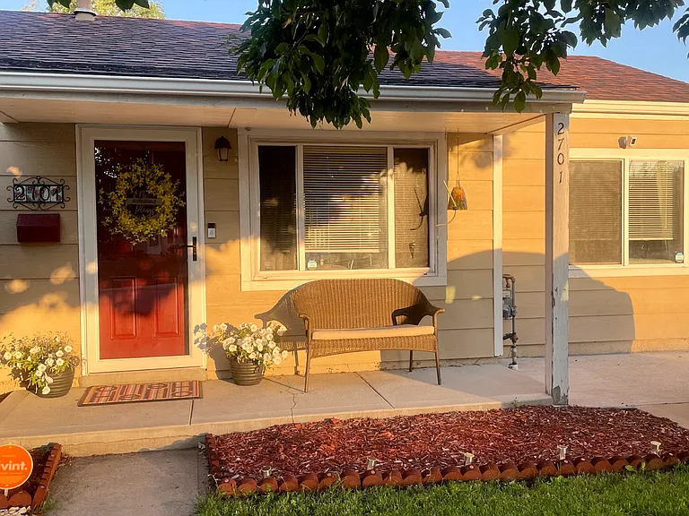 2701 S Glencoe St — Photo 2