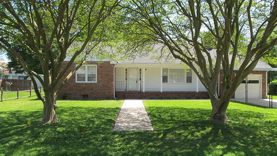 3 bed, 1.0 bath, 1720 sqft, $1,895 — Photo 2