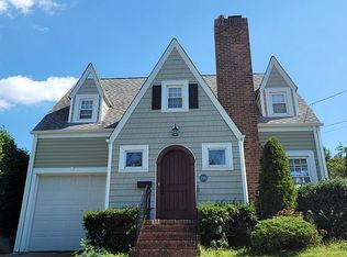 216 Marcellus Rd, Mineola, NY 11501