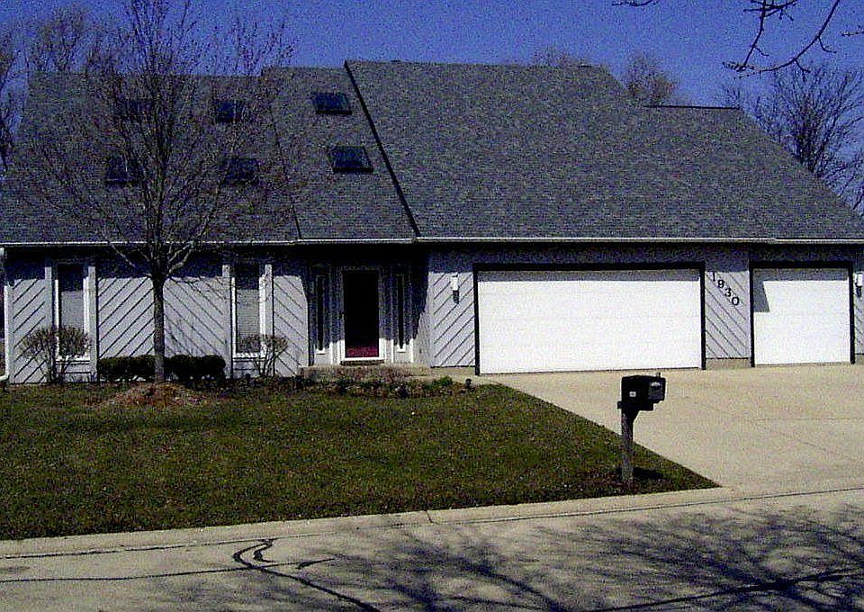 Front of House w/3 Car Garage, New Roof & New 10 Skylights