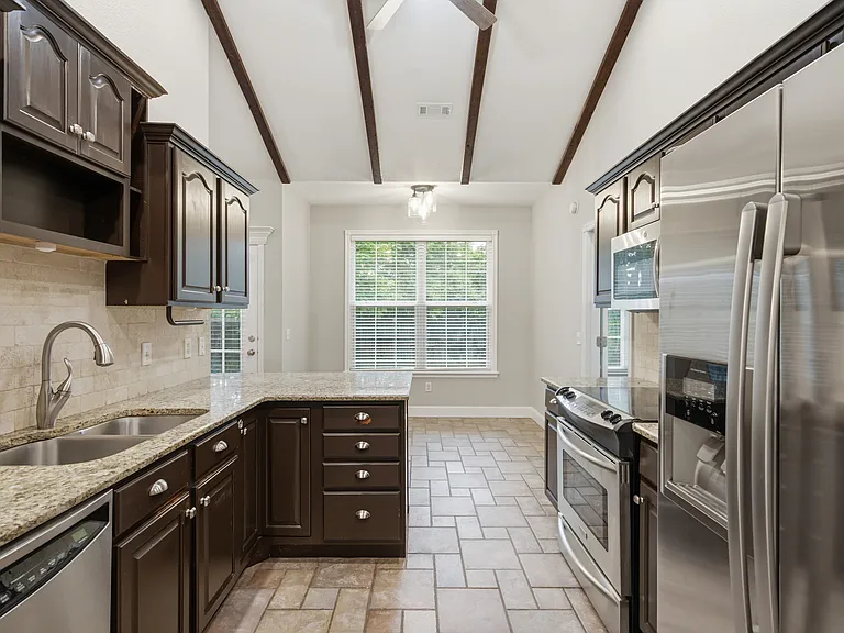 305 NW Palomino St — Photo 9