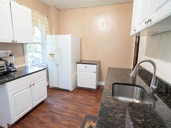 5th image of 44 Edgemere Ave