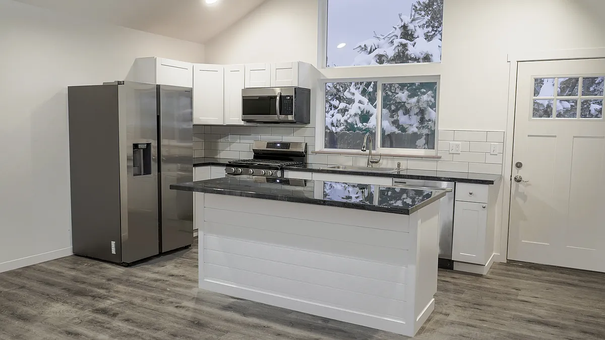 Kitchen - 713 N Division Ave