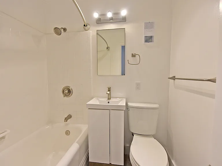 Edwards Apartments — Photo 17