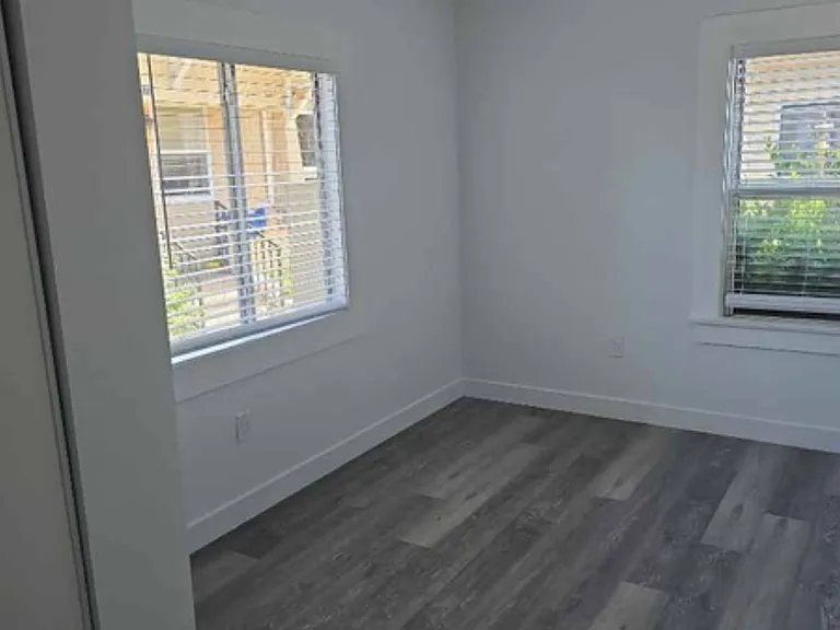 871 E 49th St #1/4 — Photo 6