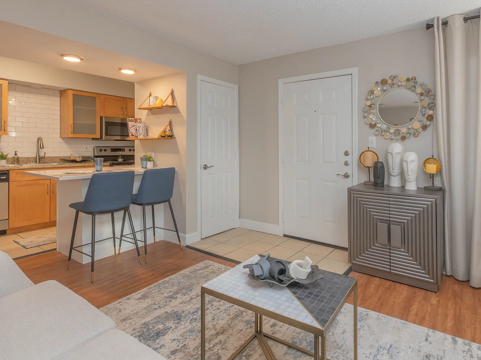 2551 S Loop 289 — Photo 2
