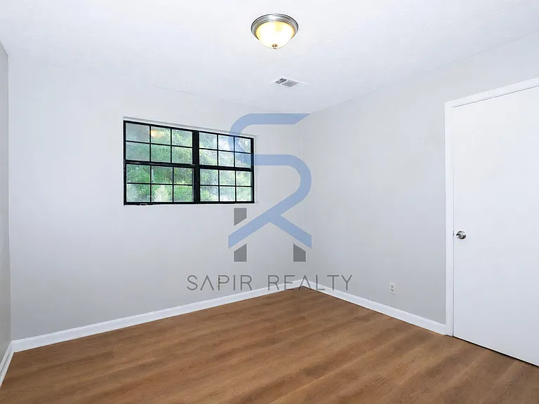 320 Sprucewood Ct — Photo 9