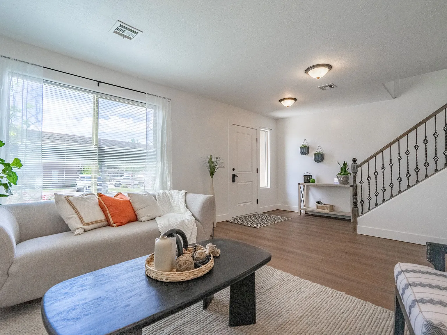 3 bed, 2.5 bath, 1483 sqft, $1,900 — Photo 3