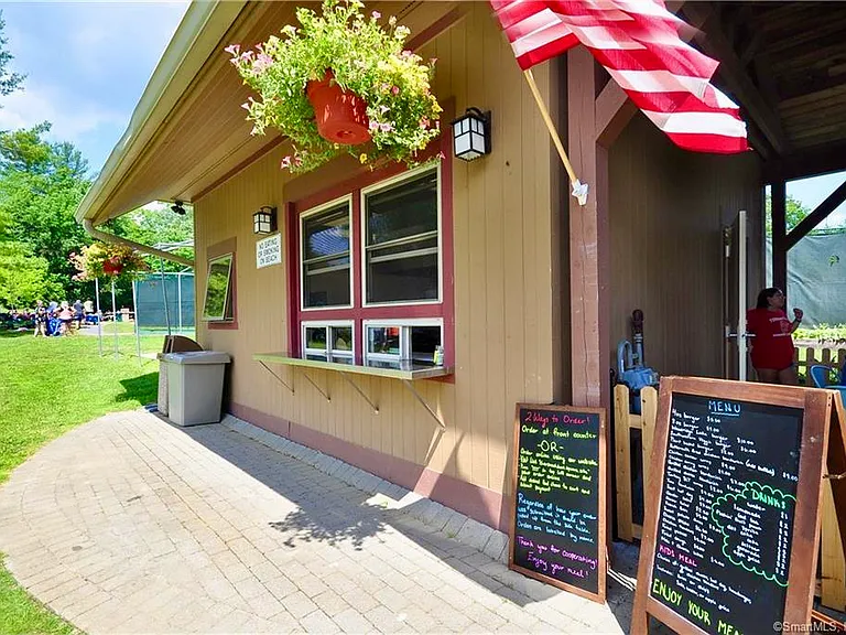 Woodridge Lake - Char Shack Cafe