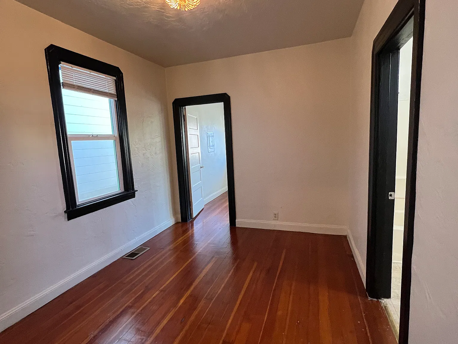 2 bed, 1100 sqft, $2,100 — Photo 3