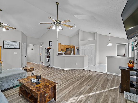4th image of 31 Autumn Valley Dr