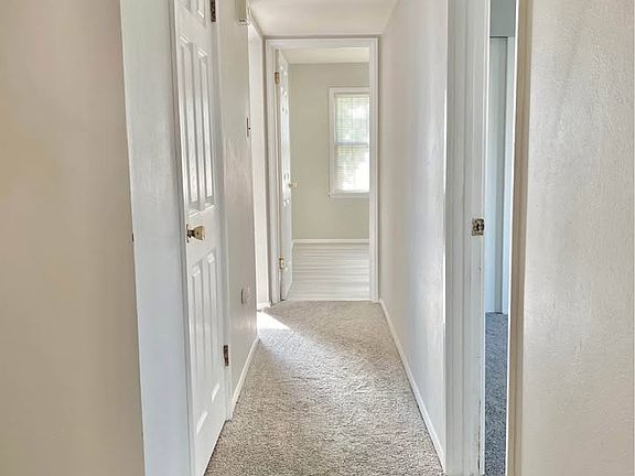 4th image of 612 Thunderbird Ct APT A