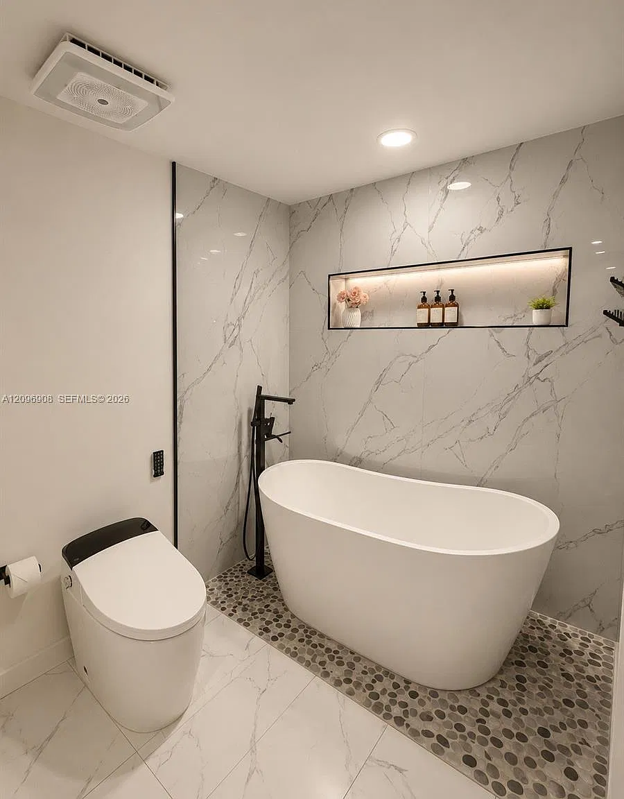 520 Brickell Key Dr — Photo 3