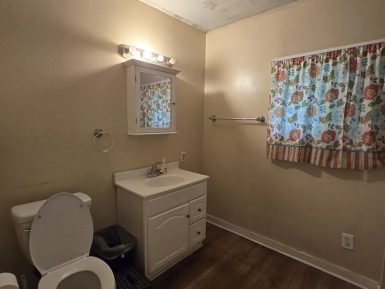 995 N Quaker Ln — Photo 2