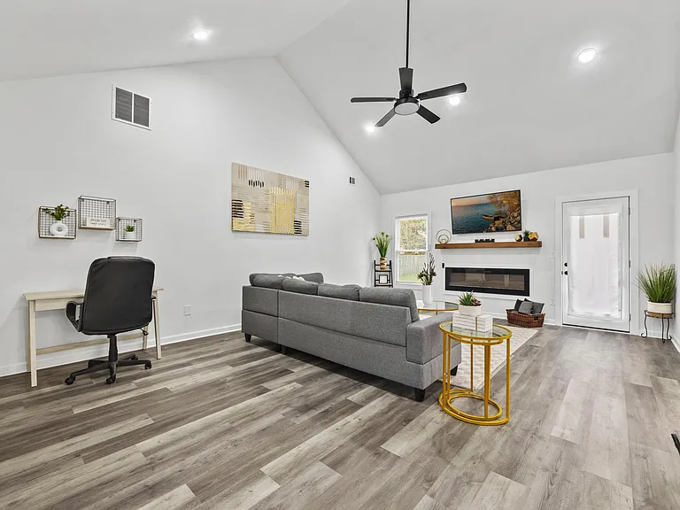 2322 Red Rose Ln — Photo 3