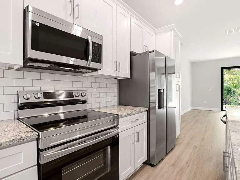 4102 E 7th St — Photo 22